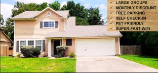 Enjoy Vacation in a Quiet Area with Huge Backyard - 0