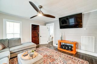 Peaceful Cottage with Yard 2 Mi to Kentucky Lake! - - 6