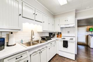 Peaceful Cottage with Yard 2 Mi to Kentucky Lake! - - 1