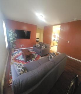 Staycation Haven Master Bedroom - Newark - 8