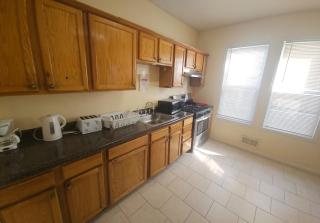 Staycation Haven Master Bedroom - Newark - 7