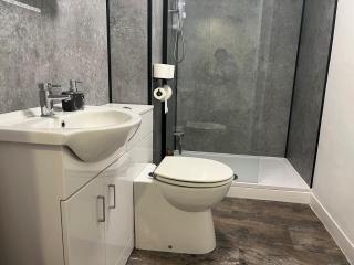Immaculate 2-Bed Apartment Town Centre - 8