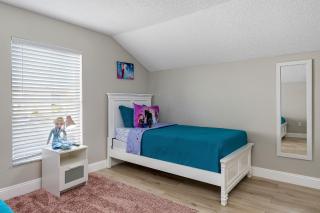 4BR w Heated Pool near Disney & Lake - Sleeps 10 - Kissimmee - 3