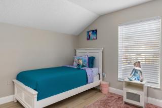 4BR w Heated Pool near Disney & Lake - Sleeps 10 - Kissimmee - 2