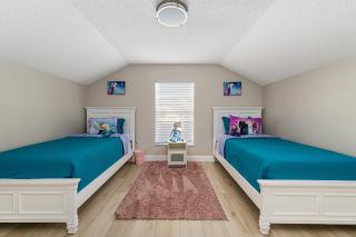 4BR w Heated Pool near Disney & Lake - Sleeps 10 - Kissimmee - 1