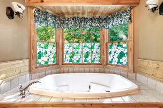 Secluded 3br Mountain View Cabin Hot Tub Pool - Sevierville - 3