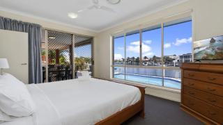 Bribie Bliss: Luxe Canal Living - 2