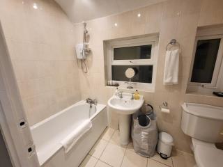 Garland Modern House With Parking & Garden - Borehamwood - 9