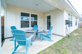 ~Coastal Gameday~ Sports, Beach, OWA & Shopping! - 4