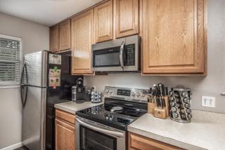 Cozy Townhome with Wildlife Views! 5-min walk to Midtown! Modern Look - 1