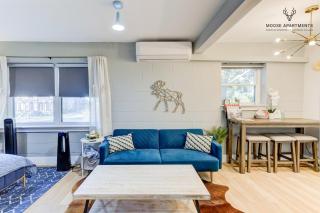 The Moose #7 - Instaworthy Studio with Amazing Views, Free Parking & Heated King Bed - 1