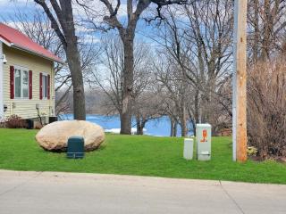 Morning View Cottage at the Lake - Arnolds Park - 9