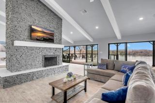 River Oaks Luxury Lakeshore Concierge Services Available - 2