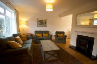 Modern 3 Bed House with Garden and Parking - 8