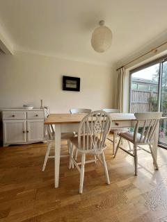 Modern 3 Bed House with Garden and Parking - 1