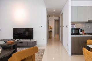 Beachfront Elegant 2BD Condo with Breathtaking Views -15AB01 - Dubai - 6