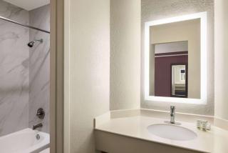 La Quinta Inn by Wyndham San Antonio Lackland - 1