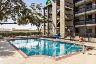 La Quinta Inn by Wyndham San Antonio I-35 N at Toepperwein - 4