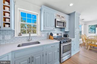 Waterfront Home-Sleeps 12- 5 bedrooms-Water toys included - Little Egg Harbor Township - 8
