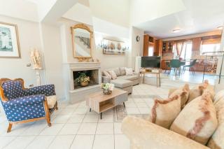 Rena's Center House - 6