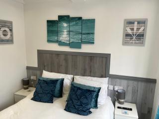 Monarch House - 5 ensuite rooms, 1 Ground floor bedroom, Sleeps 16, 60 yds beach & harbour, Dog Friendly - 9