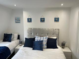 5 bed, 5 bath New refurbishment for 2024. Sleeps 16, 60 yds beach & harbour - 6