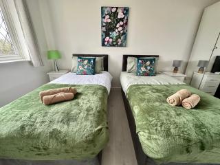 Beautiful House in South Cambridge, 14-Min Drive to the City Centre, Free Parking, No Sofabeds, Sleeps 6 - Cambridge - 5