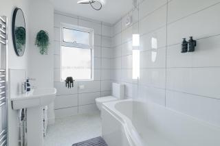 Stylish Modern 2 Bedroom House - HUGE Price Cut - Free Parking - Wifi & Smart TV - 1
