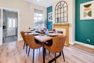 Inspira Stays - Stylish Modern 2 Bedroom House - 7 Mins from M1 - Free Parking - Wifi & Smart TV - Leicester - 7