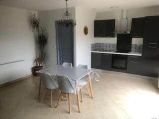 Maison dans une propriété avec une cour - Corneilhan - 4
