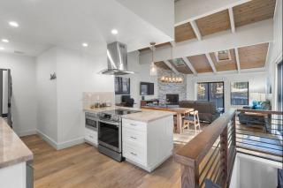 Fun & Air Conditioned Lake Tahoe 3 BR/2.5 BA Home - Incline Village - 4