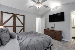 Pet Friendly and Spacious Valley View Family Home - 8