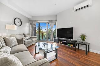 Kelowna family-friendly lake view Luxury condo with AC, pool, Hot tub, near winery and shopping center - 8