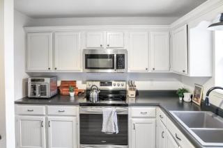 Lake Hamilton Carriage House 5BR; 3.5BA Sleeps 17! - 2