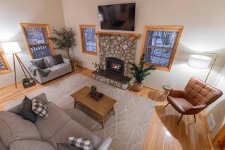 River Rock Chalet :: Hot Tub, Pets, Stevens Pass - Skykomish - 8