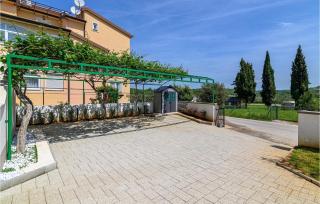 1 Bedroom Awesome Apartment In Rovinj - Rovinj - 2
