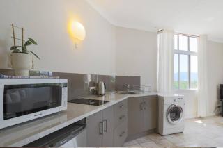 Mooroobool 2 bedroom - Bayview Heights - 9