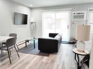Modern Schiller Park Studio with Downtown Access - Schiller Park - 0