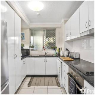 Surfers Beachside Retreat - Gold Coast - 9