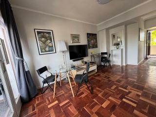 Heylon Sea Point luxury spacious one bedroom apartment queen size bed & inverter - Cidade Do Cabo - 5