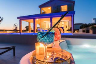 Beach front villa with heated pool, jacuzzi, fantastic view, the sound of the waves - by Traveler tourist agency Krk ID 2404 - Privlaka - 5