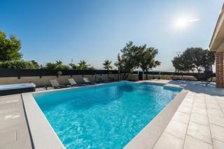 Beach front villa with heated pool, jacuzzi, fantastic view, the sound of the waves - by Traveler tourist agency Krk ID 2404 - Privlaka - 3