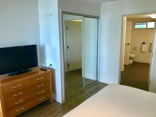 Water View Apartment- Pool Gym Parking- Simply Stunning - 2