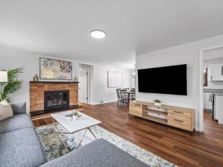 Stylish and Accessible Six Bedroom Home in Wexford/Pittsburg With Kids Amenities - Wexford - 7