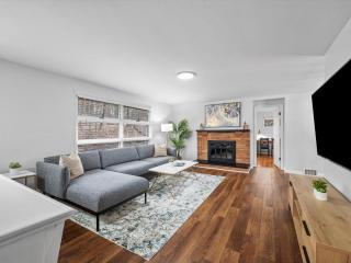 Stylish and Accessible Six Bedroom Home in Wexford/Pittsburg With Kids Amenities - Wexford - 0