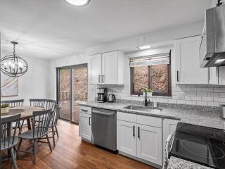 Stylish and Accessible Six Bedroom Home in Wexford/Pittsburg With Kids Amenities - Wexford - 1