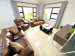 Crossroads Luxury Accommodation - 6