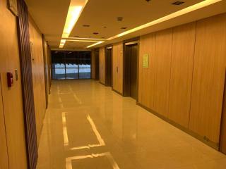 Keyless Entry Executive 2BR with King Bed, Jacuzzi Pool, Live TV & HBO Max, Fast WiFi, Free Parking Near MOA - Manila - 1