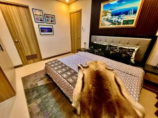 Keyless Entry Executive 2BR with King Bed, Jacuzzi Pool, Live TV & HBO Max, Fast WiFi, Free Parking Near MOA - Manila - 2