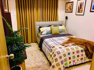 Keyless Entry Executive 2BR with King Bed, Jacuzzi Pool, Live TV & HBO Max, Fast WiFi, Free Parking Near MOA - Manila - 8